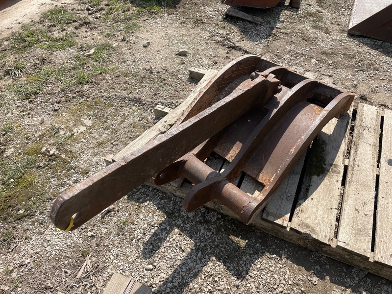 Attachments  Backhoe Excavator Thumb - 27" Photo